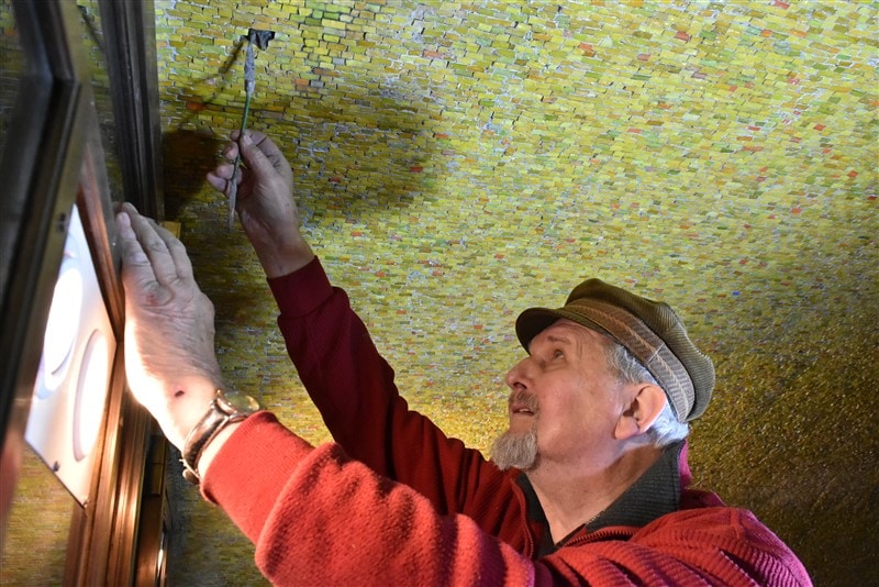 František Tesař restauruje mozaiku v královské hrobce