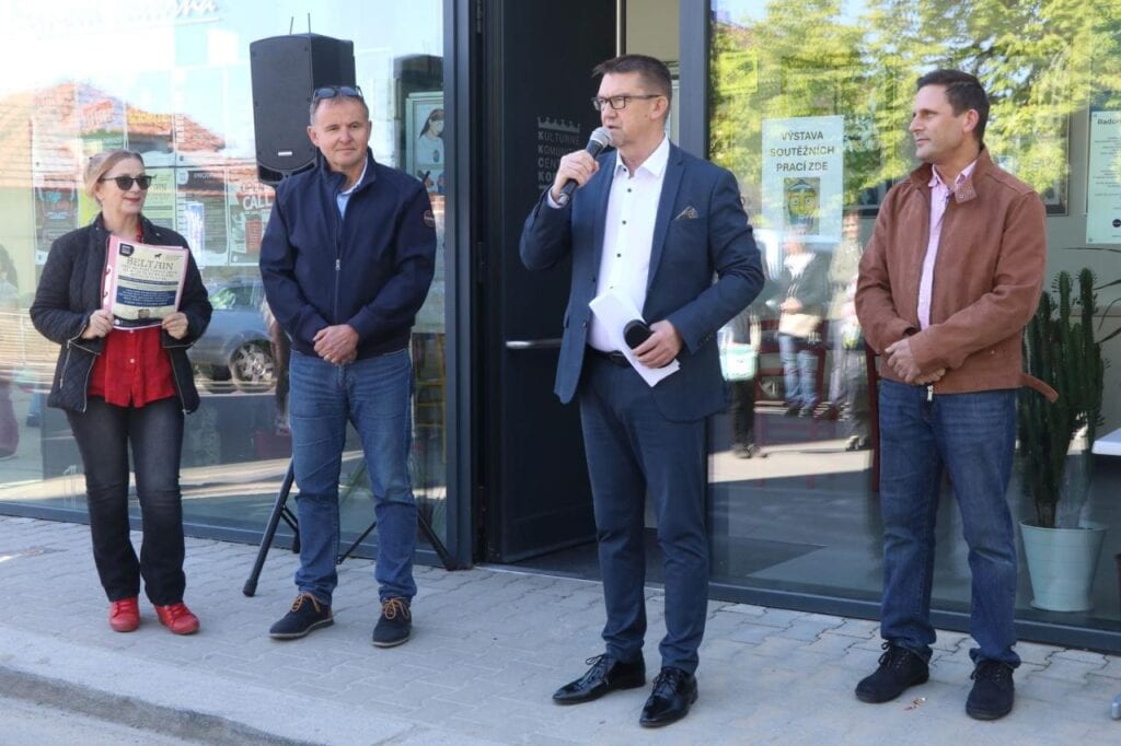 Slavnostní odhalení mozaiky v Radotíně